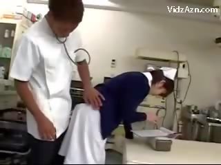 Verpleegster krijgen haar poesje rubbed door expert en 2 verpleegkundigen bij de surgery