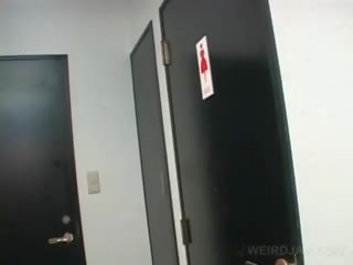 Asiatico giovanissima maga clip twat mentre fare pipì in un toilette
