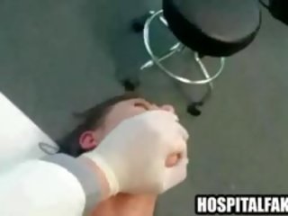 Paciente consigue follada y cummed en por su intern