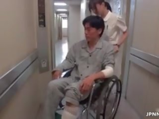 Enticing asiatisk sykepleier går gal