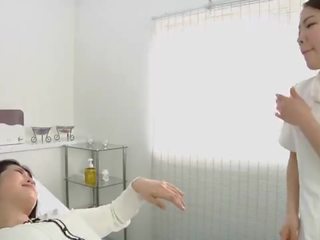 Japoneze lezbike beguiling pështypje masazh klinikë titruar