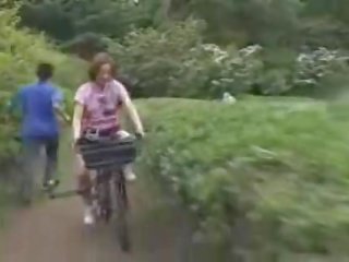 Warga jepun perempuan simpanan masturbated manakala menunggang yang specially modified x rated video basikal!