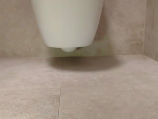 Beguiling këmbë në the tualet